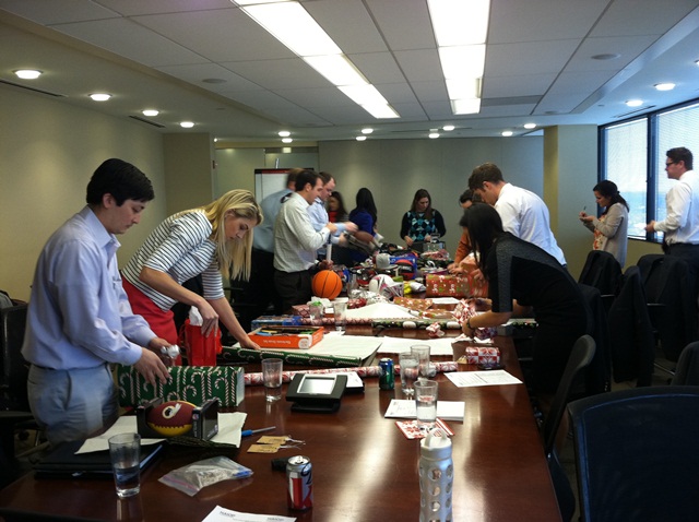 DL Holiday Chairty Gift Wrapping 