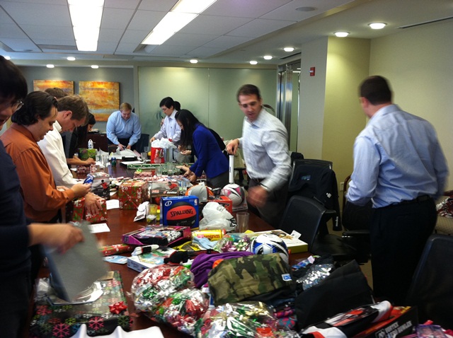 DL Holiday Chairty Gift Wrapping 