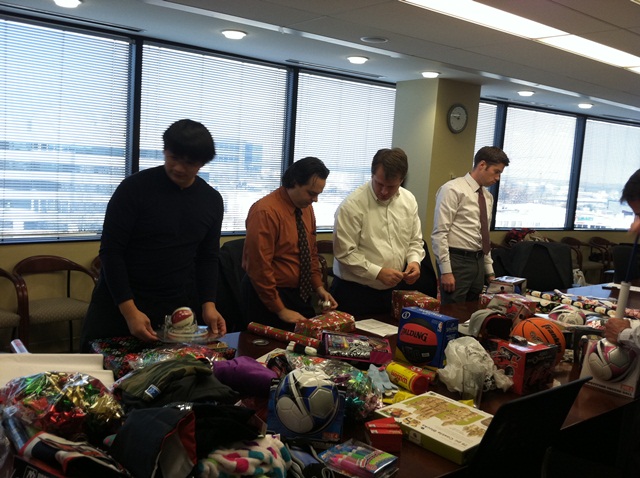 DL Holiday Chairty Gift Wrapping 