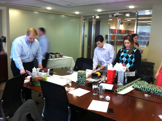 DL Holiday Chairty Gift Wrapping 