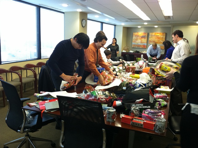 DL Holiday Chairty Gift Wrapping 