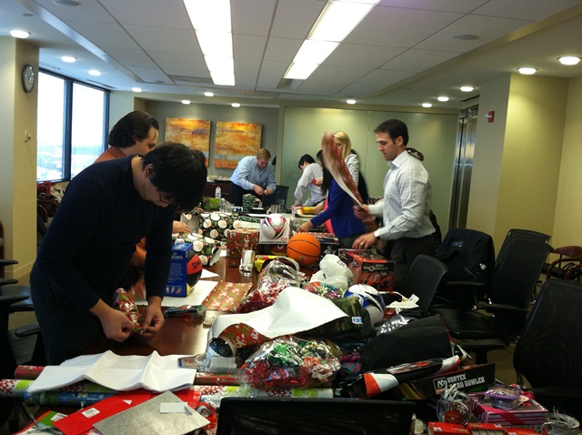 DL Holiday Chairty Gift Wrapping 