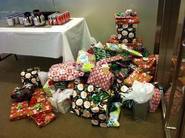 DL Holiday Chairty Gift Wrapping 