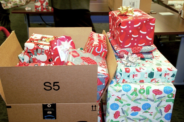 2017 Holiday Gift Wrapping for Second Story