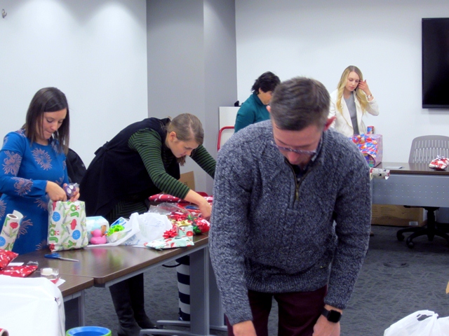 2017 Holiday Gift Wrapping for Second Story